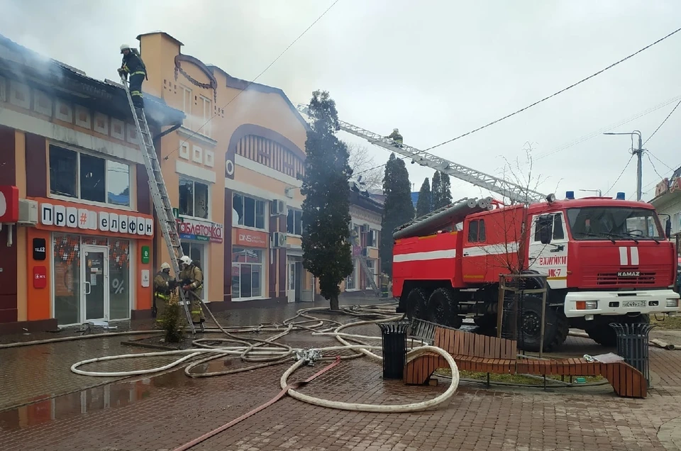 Причина пожара в настоящее время устанавливается.