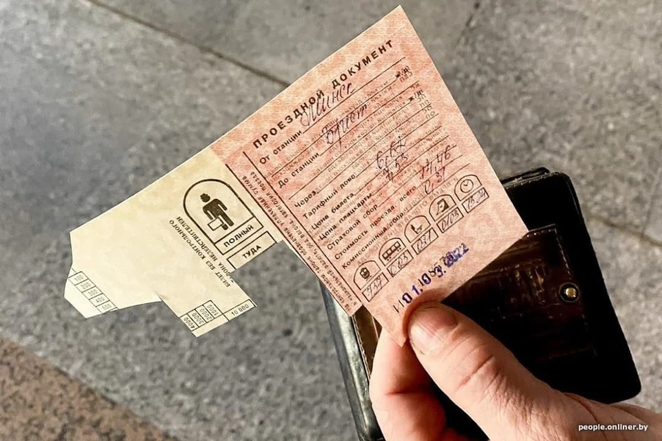 На вокзалах в кассах выдают билеты, вырезанные и подписанные вручную. Фото: onliner.by