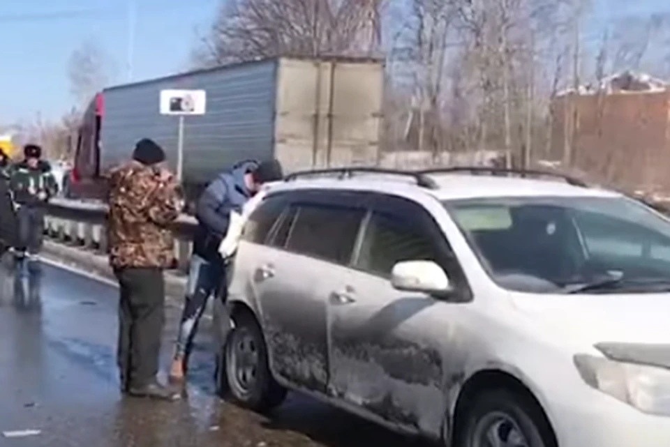 Toyota Corolla Fielder частично пострадала от большегруза. Фото: принтскрин видео, instagram.com/newsbox24
