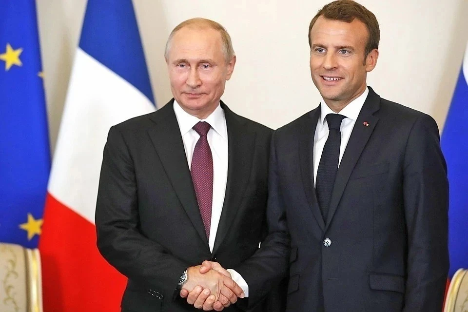 Путин и Макрон проводят телефонный разговор