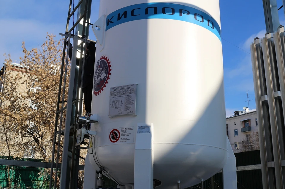 Жидкий кислород хранится в трехтонном криогенном газификаторе Фото: департамент информполитики