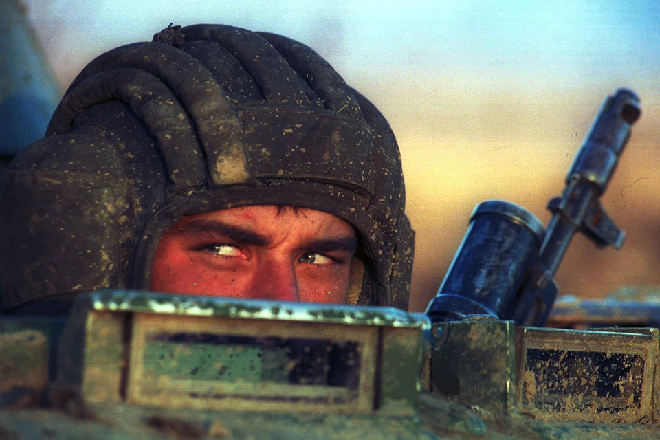 Первая чеченская кампания. Российский танкист выглядывает из бронемашины.