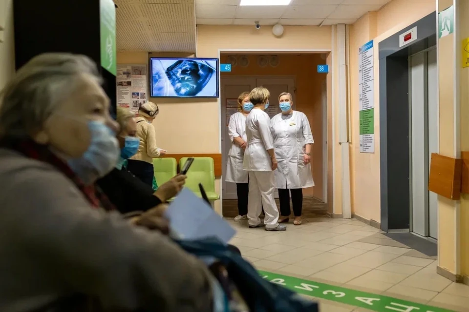 Начальник Госпиталя для ветеранов войн в Петербурге сообщило о легком течении COVID-19 у привитых