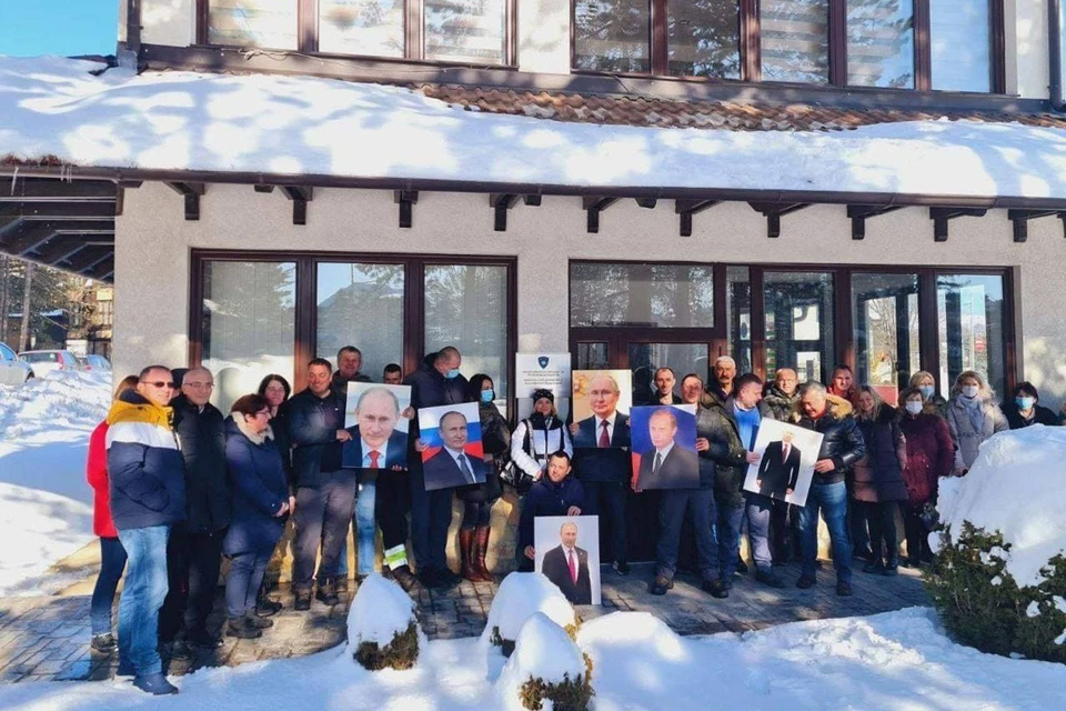 В Златиборском округе десятки патриотов вышли к зданию местного Бюро по сотрудничеству с Российской Федерацией