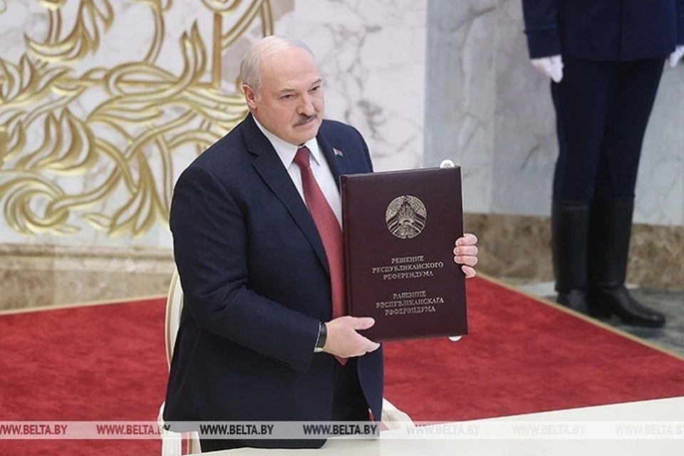 Александр Лукашенко подписал результаты референдума и принял новую Конституцию Беларуси. Фото: БелТА