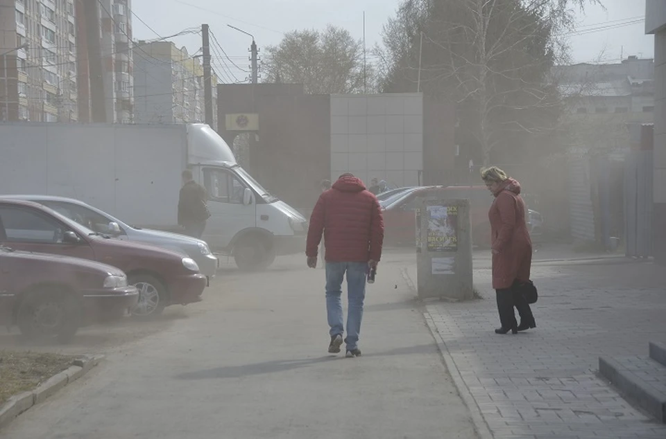 Штормовой ветер гонит пыльную бурю по восточным районам края.