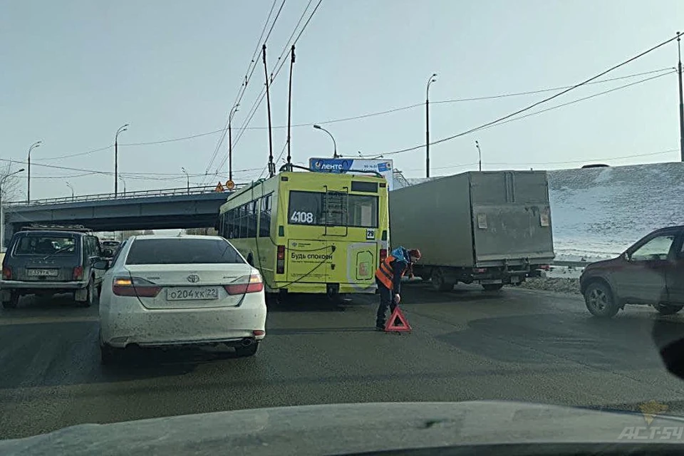 В Ленинском районе столкнулись минивэн и троллейбус. Фото: "АСТ-54"