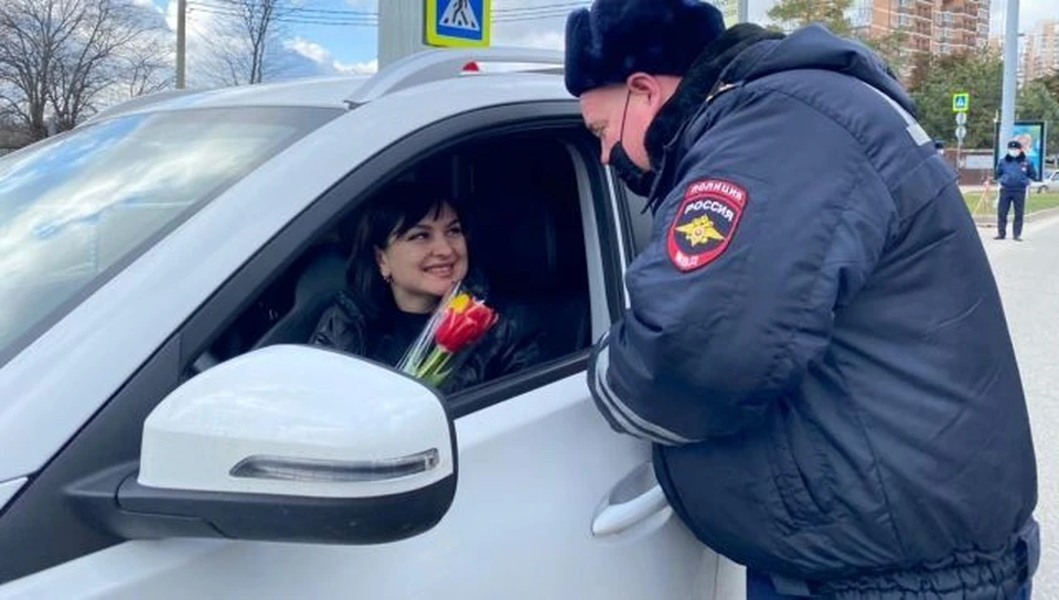 Автомобилисткам вручили букеты тюльпанов Фото: пресс-служба УГИБДД ГУ МВД РФ по Краснодарскому краю