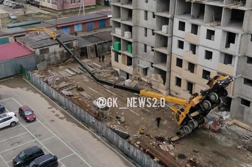 Кран рухнул на стоящие вблизи постройки Фото: t.me/gk_news1