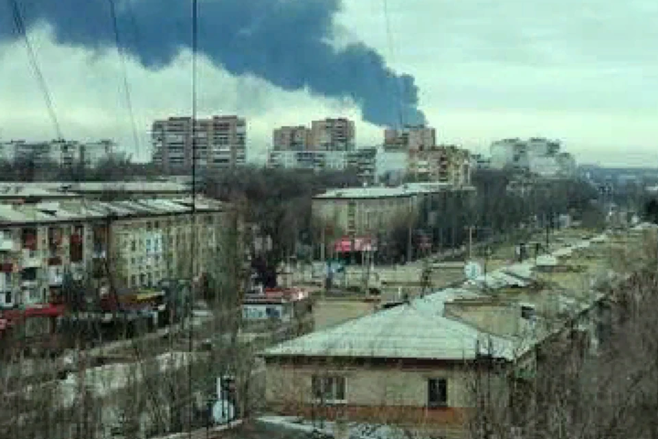 Над местом взрыва в городе поднялся столб плотного черного дыма. Фото: Администрация города Луганск