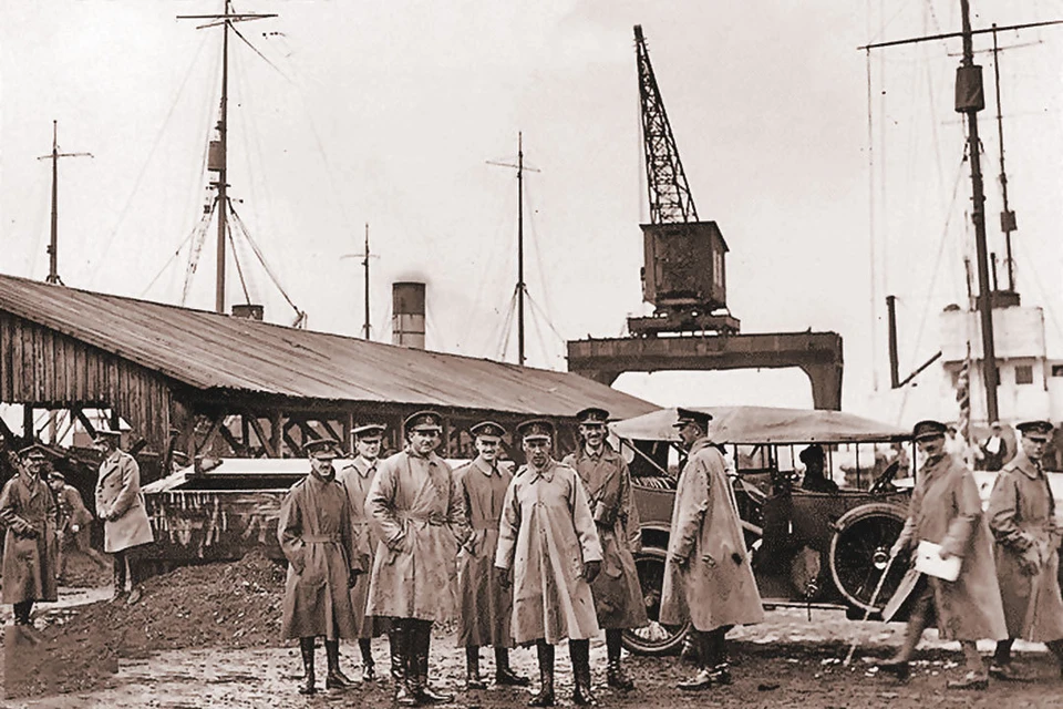 Офицеры британской армии в 1919-м в архангельском порту, который стал главным пунктом для вывоза из России награбленного. Фото: Wikimedia Commons