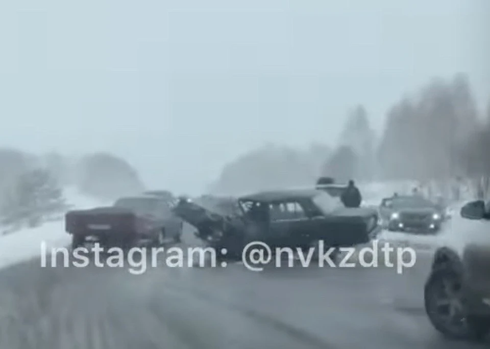 В Кузбассе в ДТП на трассе один человек погиб и четверо пострадали. Фото: instagram/nvkzdtp.
