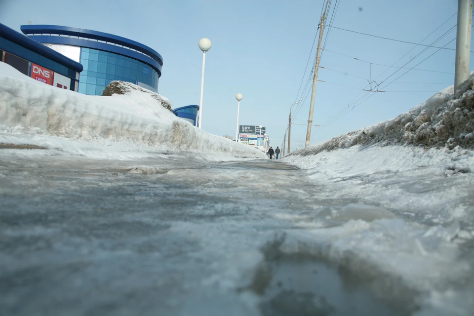 Песчано-соляную смесь в городе применяют только в морозные дни. Фото: Сергей Грачев