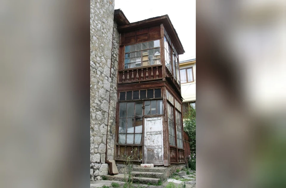 В сентябре 2021 года дом был признан предметом охраны. Фото: пресс-служба прокуратуры РК