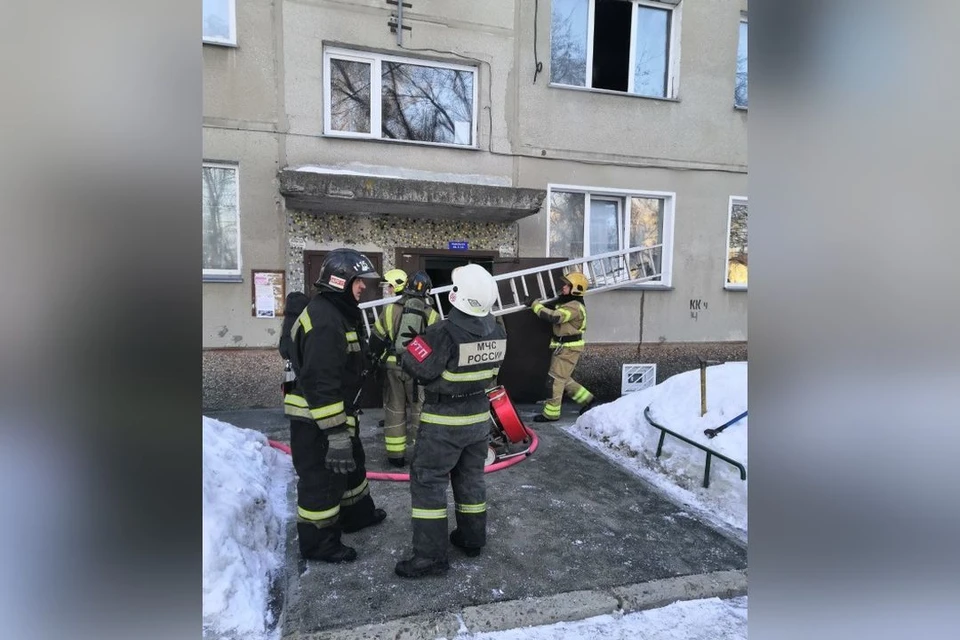 В Новосибирской области пожарные спасли из горящей квартиры двух годовалых детей.