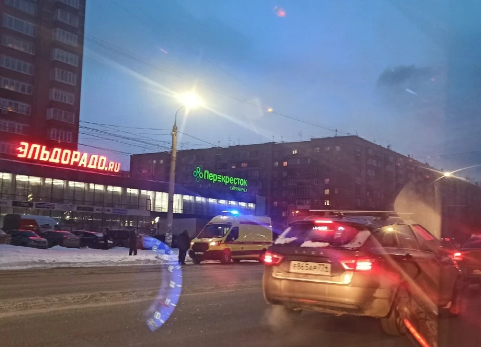 К места аварии приехал реанимобиль. Фото: читательница КП-Челябинск