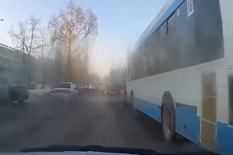 Момент ДТП попал на видео. Фото: стоп-кадр.
