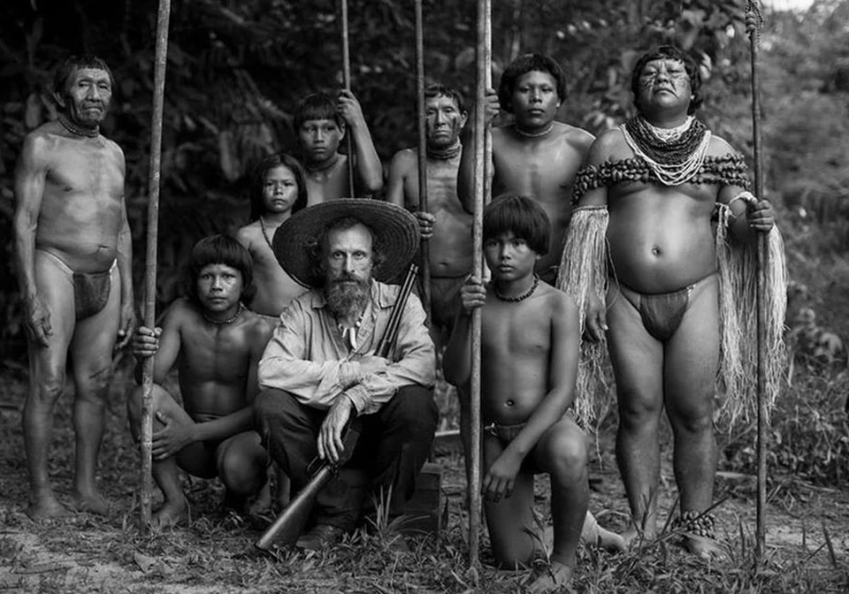 Ученым всех времен, которые исследовали Южную Америку, надо было, прежде всего, наладить отношения с индейцами. Фото: кадр фильма "Объятия змея".