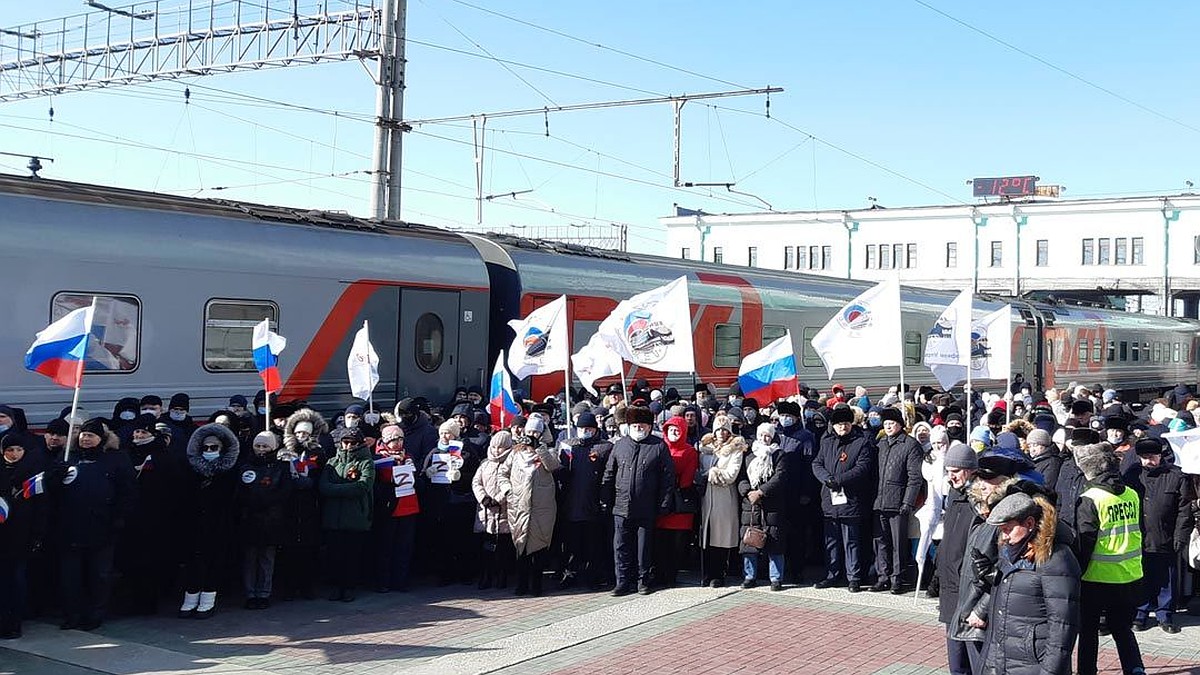 В Новосибирске на привокзальной площади состоялась акция железнодорожников  #СвоихНеБросаем - KP.RU