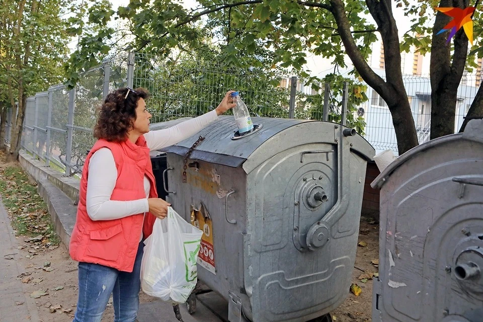 Ходить с мусорным пакетом к контейнеру во дворе - не страшно. Таким образом все время избавляются от мусора жители хрущевок, а там живет тоже много пожилых.