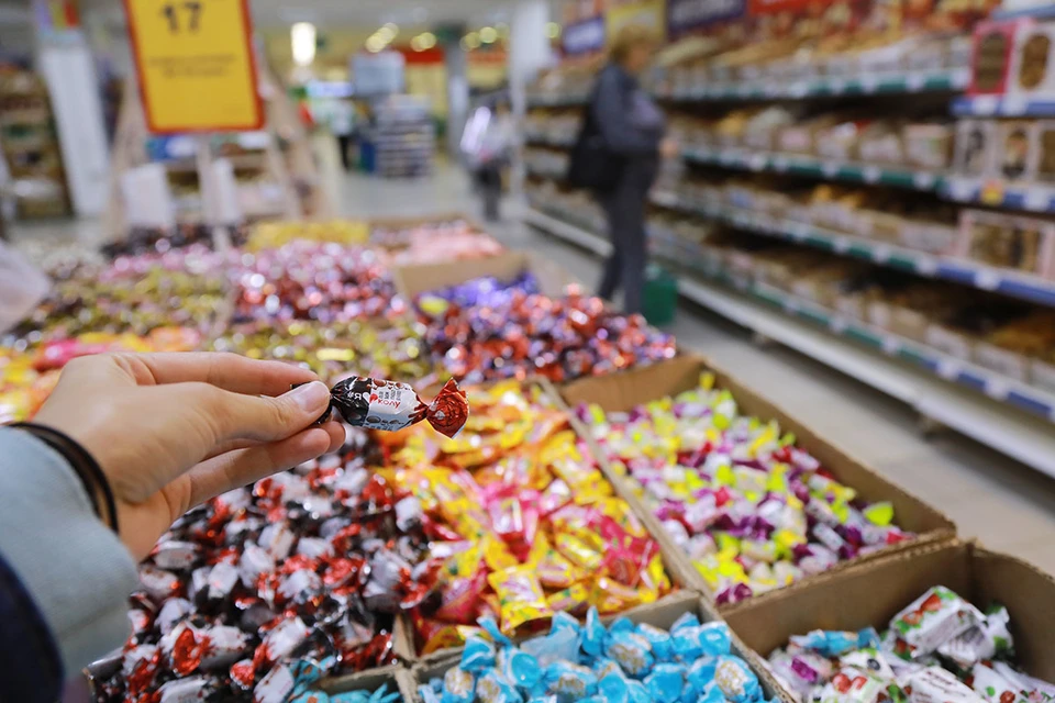 Значительная часть сладостей на полках магазинов может скоро подорожать.