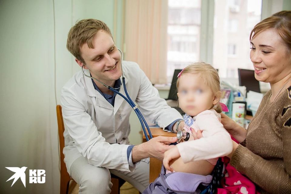 Чтобы точно попасть с ребёнком на консультацию, нужно записаться по телефону.