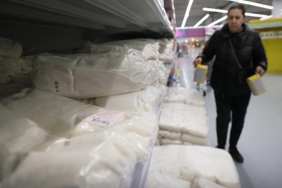 Полка с сахаром в магазине "Магнит". Фото: Дмитрий Феоктистов/ТАСС
