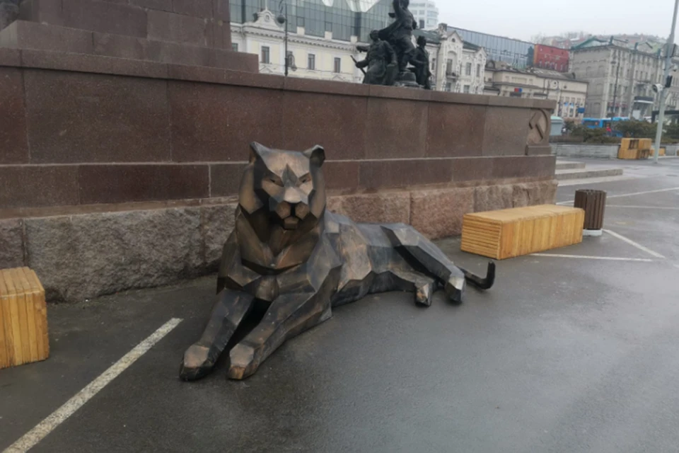 Тигр «живет» на площади еще с зимы.