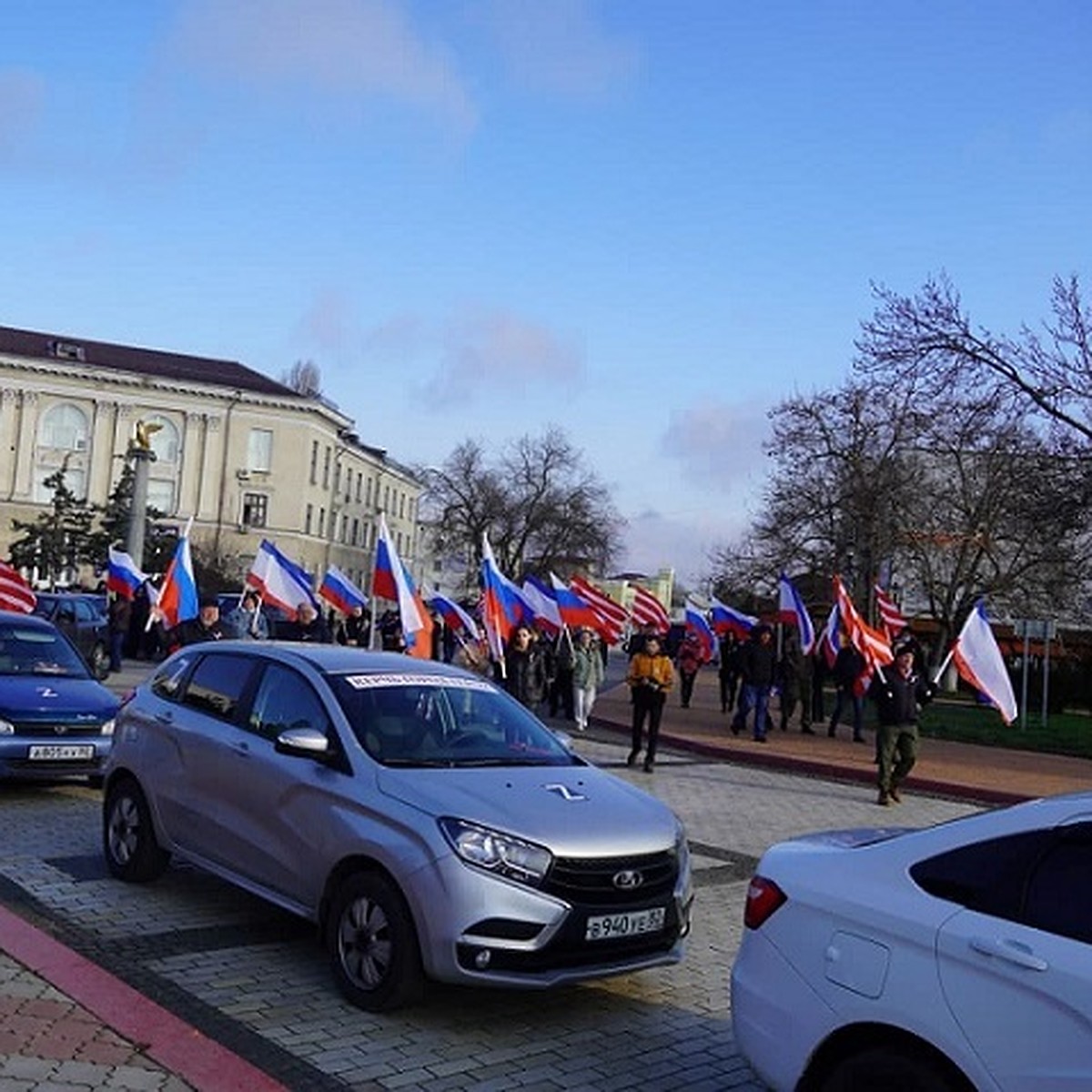 Наклейки с буквой Z на автомобиль. Сколько стоят в Крыму - KP.RU