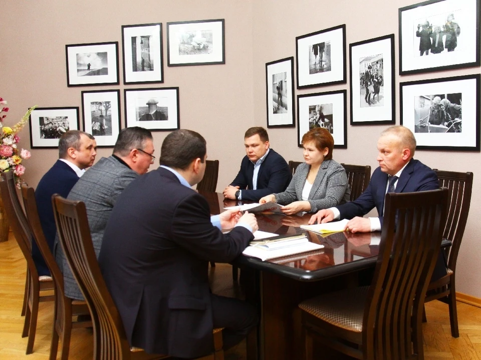 Елена Сорокина встретилась с представителями подрядчика, который будет строить станцию ультрафиолетовой очистки воды. Фото: vk.com/glavarzn.