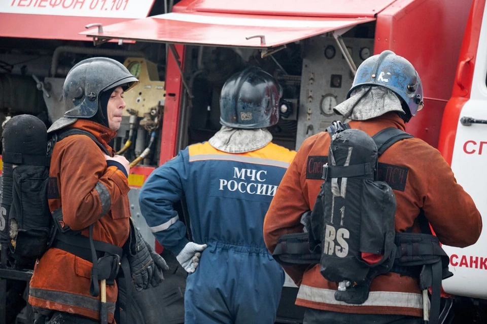 В Московском районе Петербурга горит двухэтажное здание