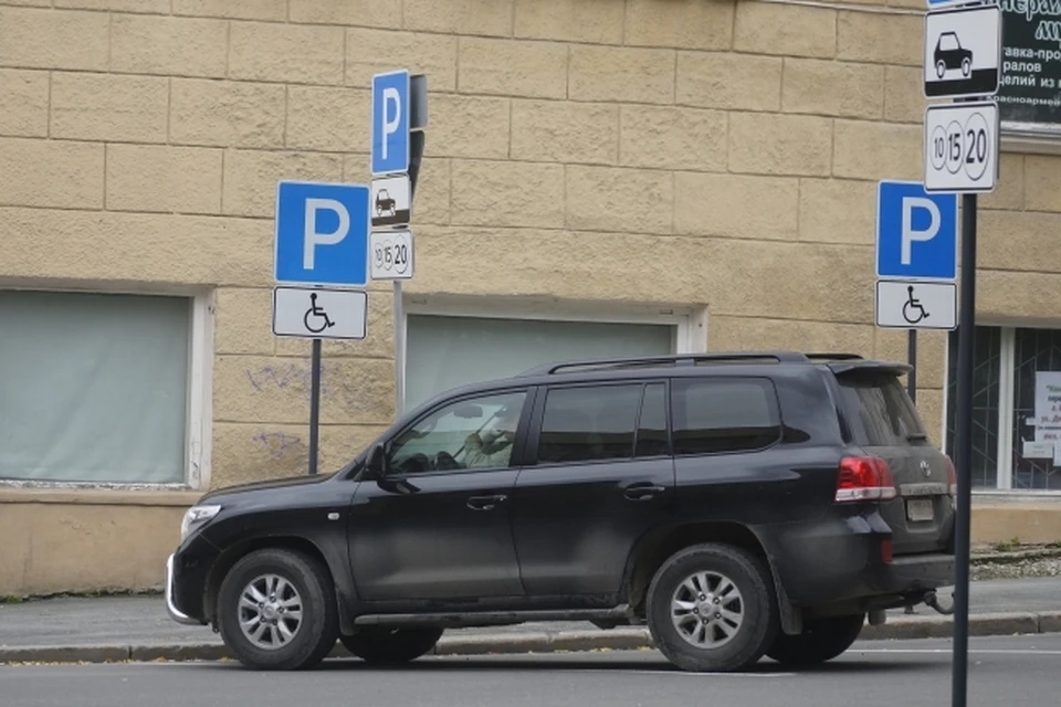 Причина возгорания автомобиля устанавливается.