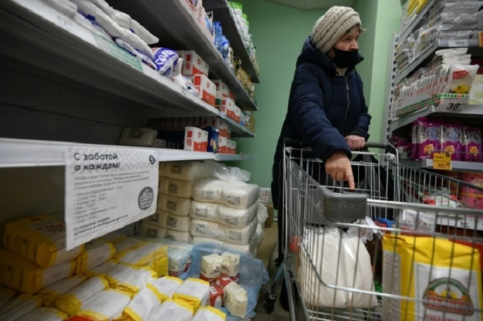 От жителей республики продолжают поступать жалобы на временное отсутствие сахара на прилавках некоторых магазинов.