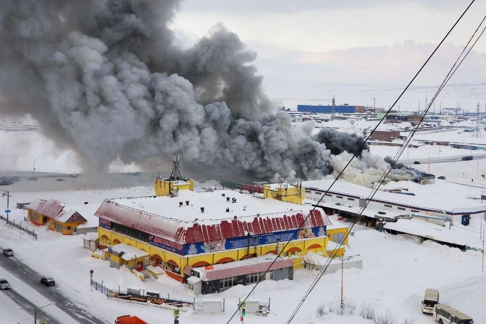 В Норильске горит ангар с техникой вахтовиков. Фото: Норильск NEWS