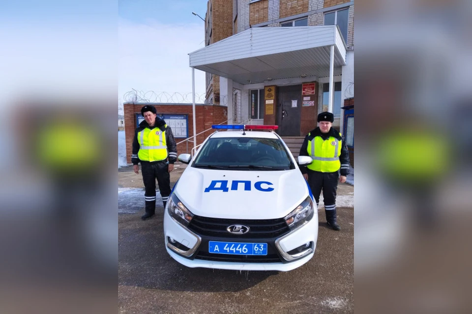 Полицейские нашли девушку на трассе и помогли согреться