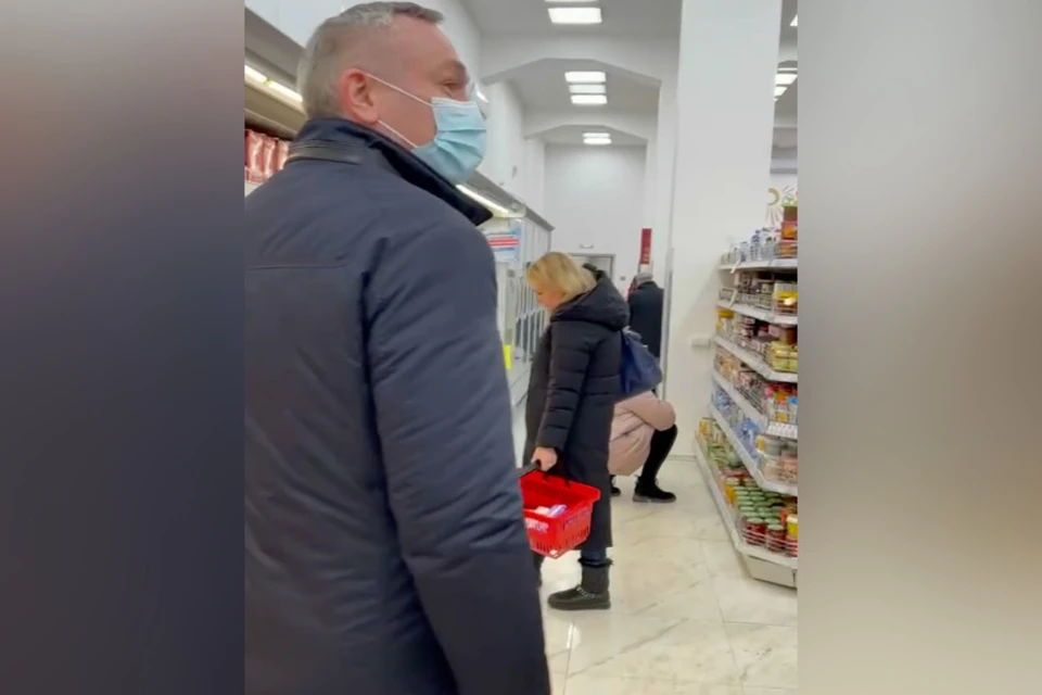 Губернатор лично проверил наличие сахара на полках магазина. Фото: стоп-кадр с видео.