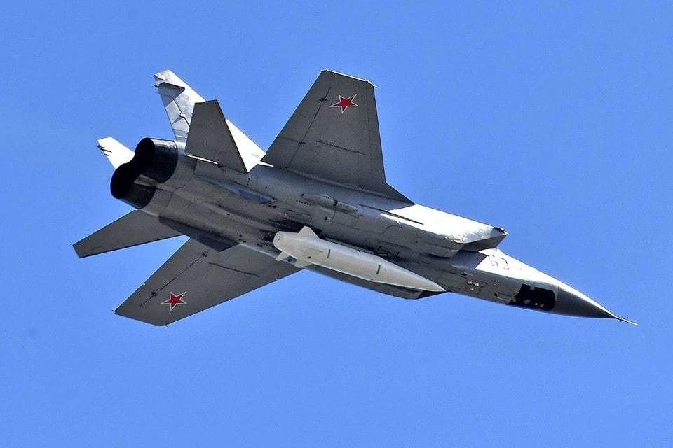 Истребитель-перехватчик МиГ-31К с гиперзвуковой ракетой "Кинжал"