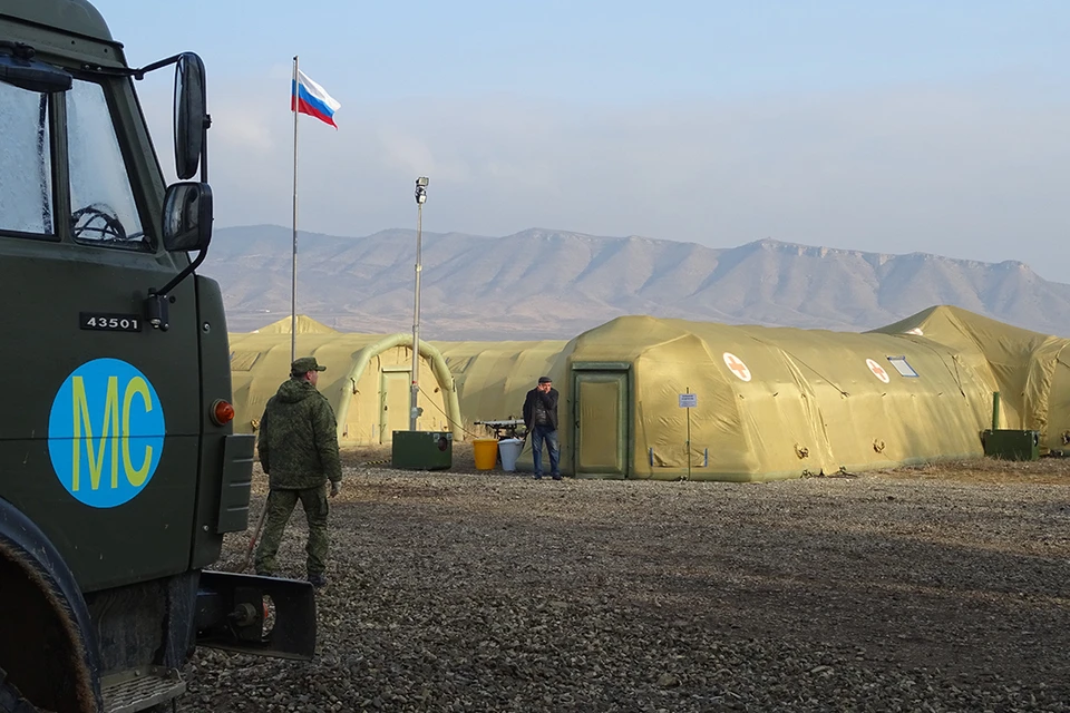 В зону ответственности российских миротворцев в Нагорном Карабахе зашли азербайджанские военные.