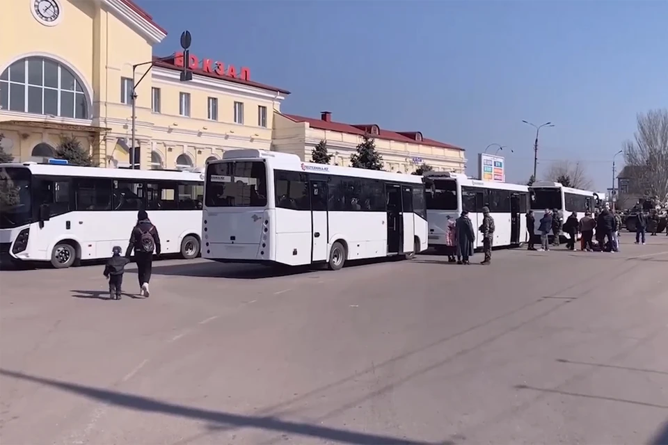 На центральной площади города Херсона российские военнослужащие помогают погрузить вещи жителям, которые изъявили желание уехать