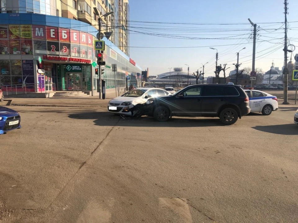 На улице Чапаева 32-летняя рязанка на кроссовере устроила жесткое ДТП.