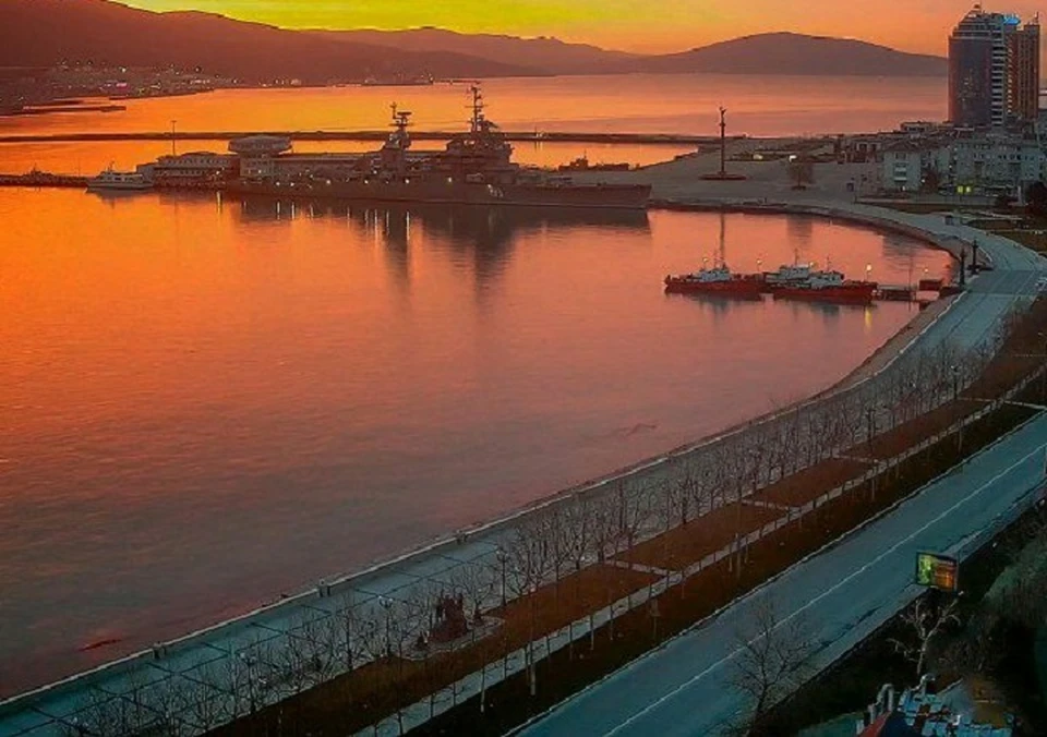 Рассвет над Новороссийском. Фото: онлайн-камеры