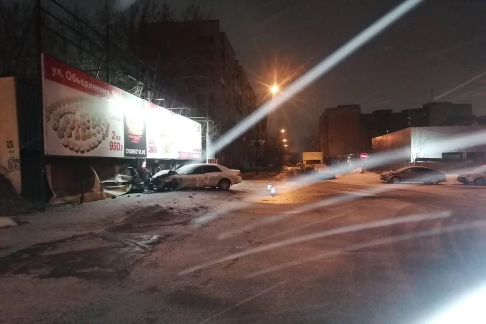 В Новосибирске пьяный водитель на «Мазде» снес столб и забор. Фото: ГИБДД по Новосибирску.