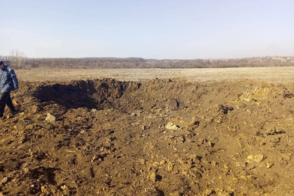 Украинские военные обстреливают Республики, применяя «Точку - У». На фото – место падения обломков одной из таких ракет в Донецке