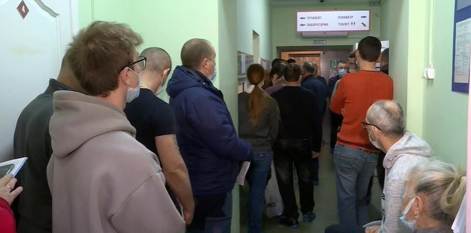 Чтобы получить платные справки в наркодиспансере рязанцы простаивают в огромных очередях. Фото: телекомпания "Ока".