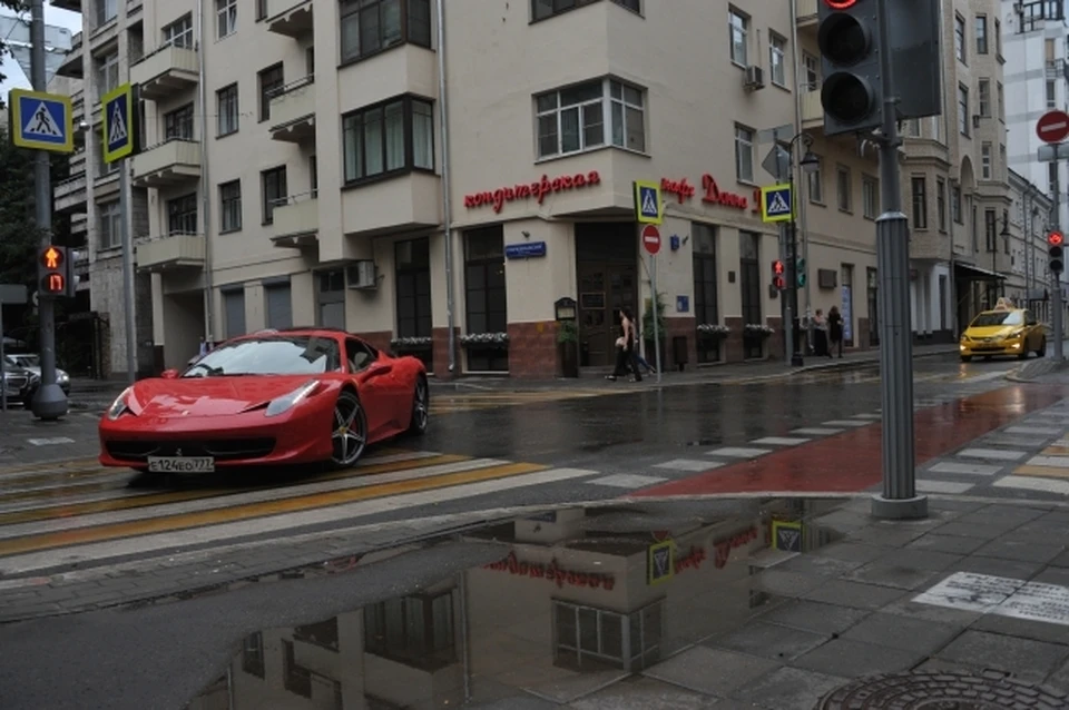 Среди люксовых машин числятся BMW X5, Toyota Land Cruiser, а также Ferrari и Bentley