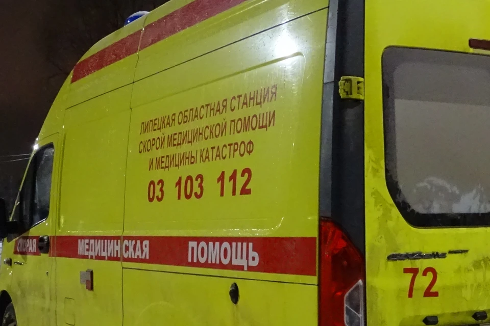 В Липецке в ДТП попали КамАЗ и "Хендай": водителя иномарки госпитализировали