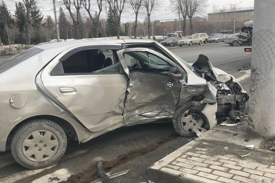 Одну из машин вынесло на перила. Фото: Госавтоинспекция по Новосибирску