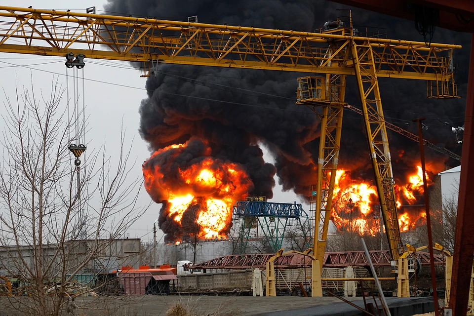 Причиной пожара на нефтебазе в промышленном районе областного центра стали удары с воздуха. Фото: Антон Вергун/ТАСС