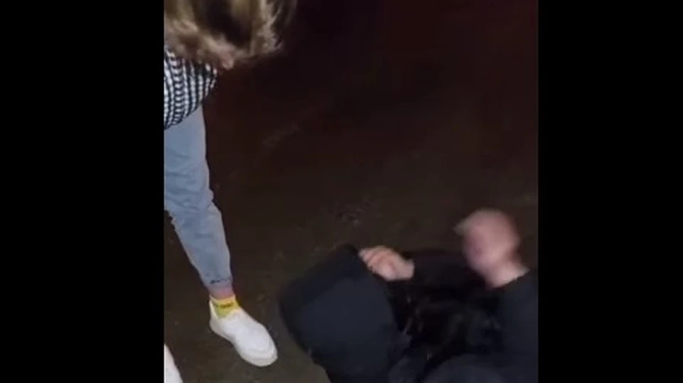 Девушки избивали знакомую и снимали происходящее на видео. Фото - скриншот