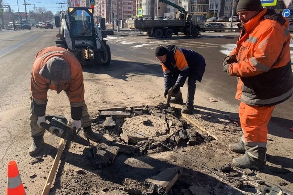 В Красноярске появились «плавающие» люки на Киренского и Маерчака. Фото: администрация города